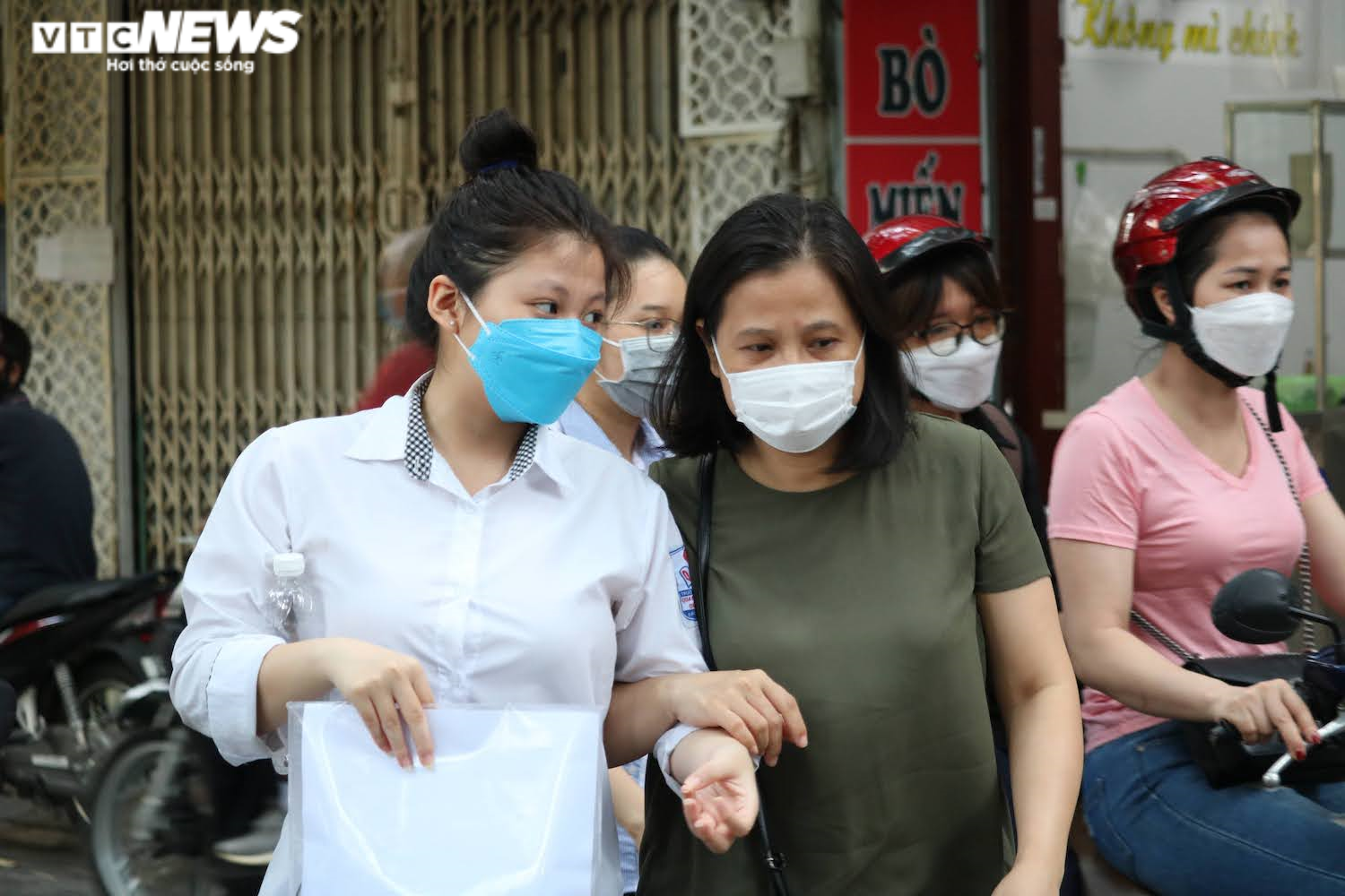 Thí sinh bị gãy chân, phải chống nạng đi thi môn cuối kỳ thi tốt nghiệp THPT - 4