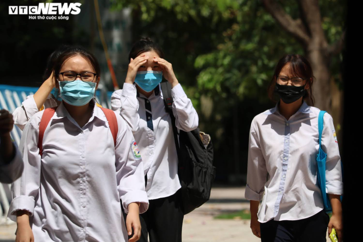 Thí sinh bị gãy chân, phải chống nạng đi thi môn cuối kỳ thi tốt nghiệp THPT - 5