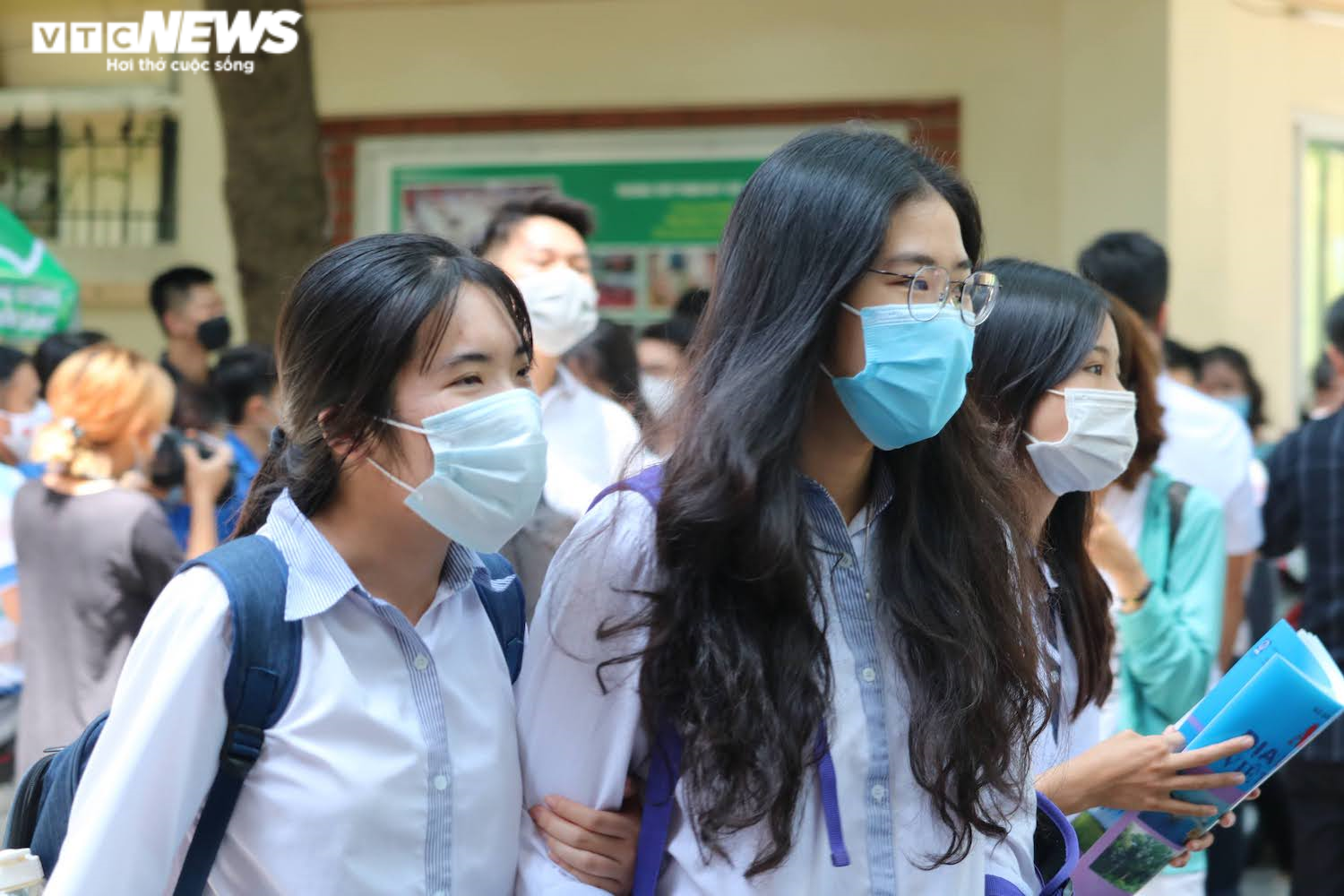 Tổ hợp các môn tự nhiên: Đề Lý và Hoá 'dễ thở', đề Sinh 'khó nhằn' - 3