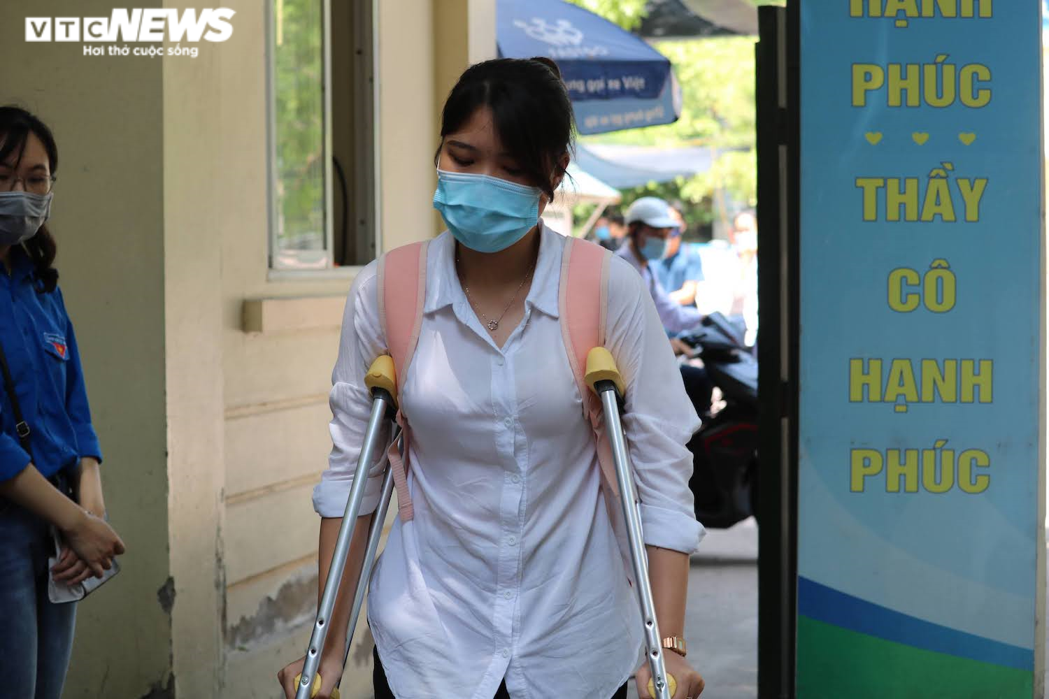 Thí sinh bị gãy chân, phải chống nạng đi thi môn cuối kỳ thi tốt nghiệp THPT - 1