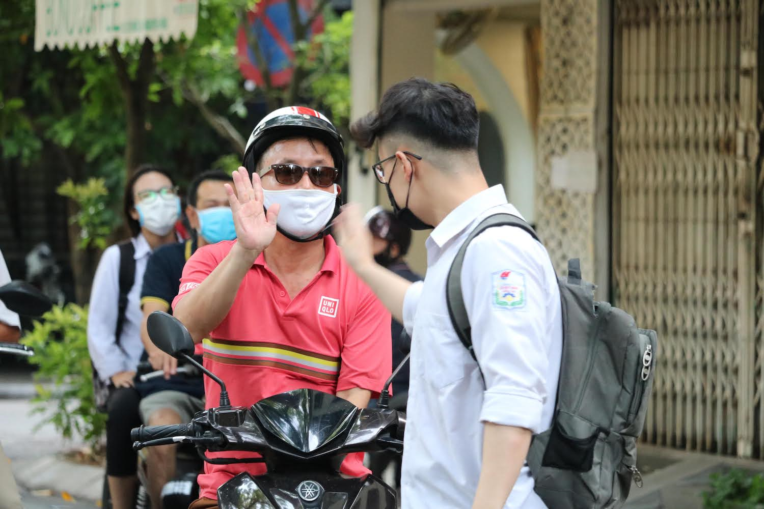 Những khoảnh khắc 'triệu views' phụ huynh sát cánh cùng con vượt qua mùa thi - 4