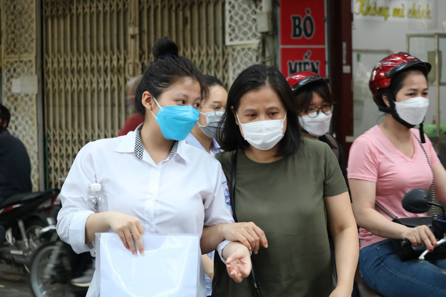 Những khoảnh khắc 'triệu views' phụ huynh sát cánh cùng con vượt qua mùa thi - 10