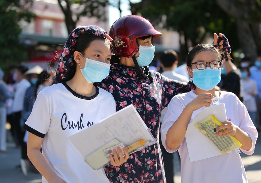 Những khoảnh khắc 'triệu views' phụ huynh sát cánh cùng con vượt qua mùa thi - 1