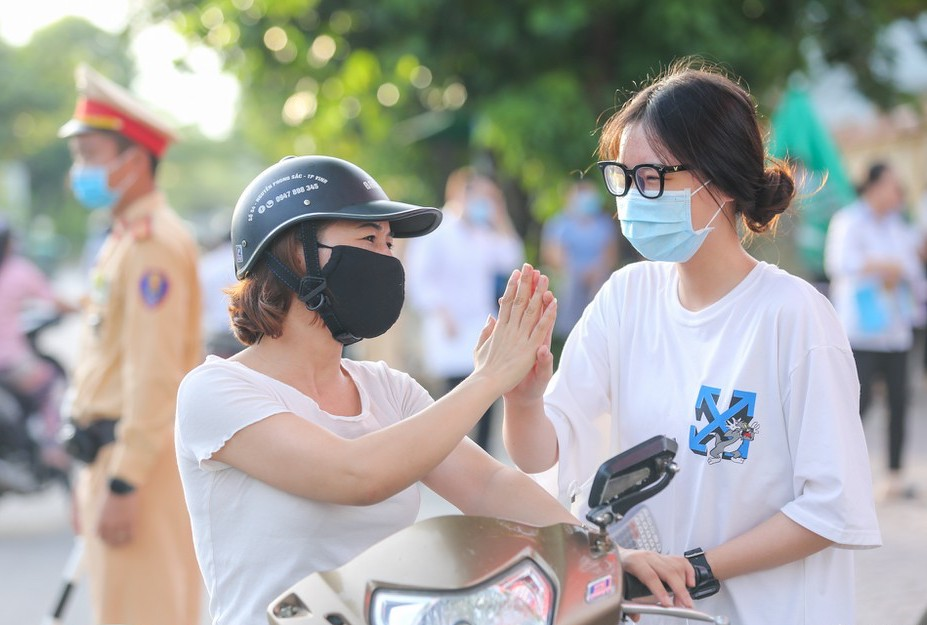 Những khoảnh khắc 'triệu views' phụ huynh sát cánh cùng con vượt qua mùa thi - 9