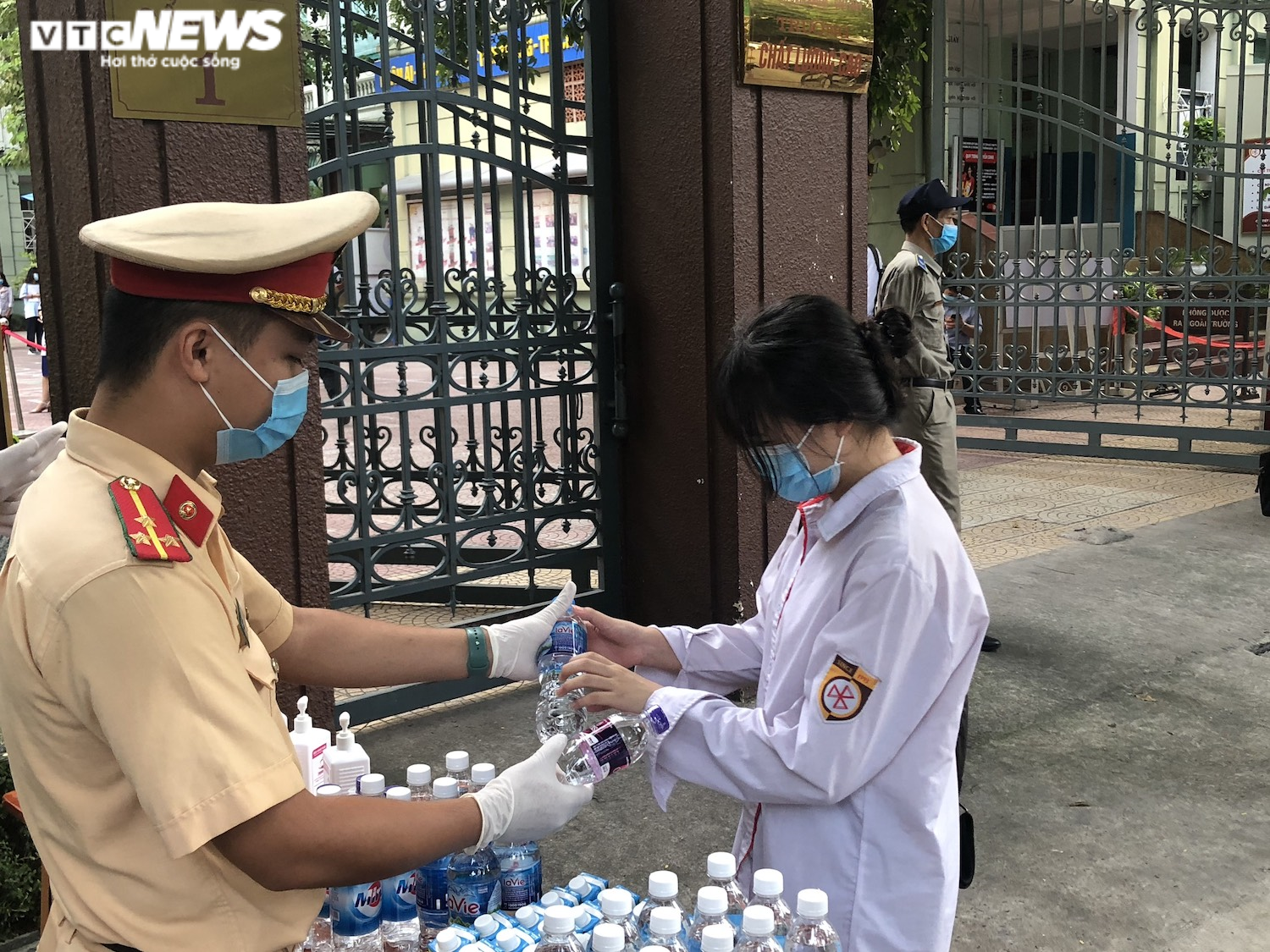 Ảnh: Áo xanh tình nguyện tiếp sức thí sinh kỳ thi tốt nghiệp có một không hai - 8