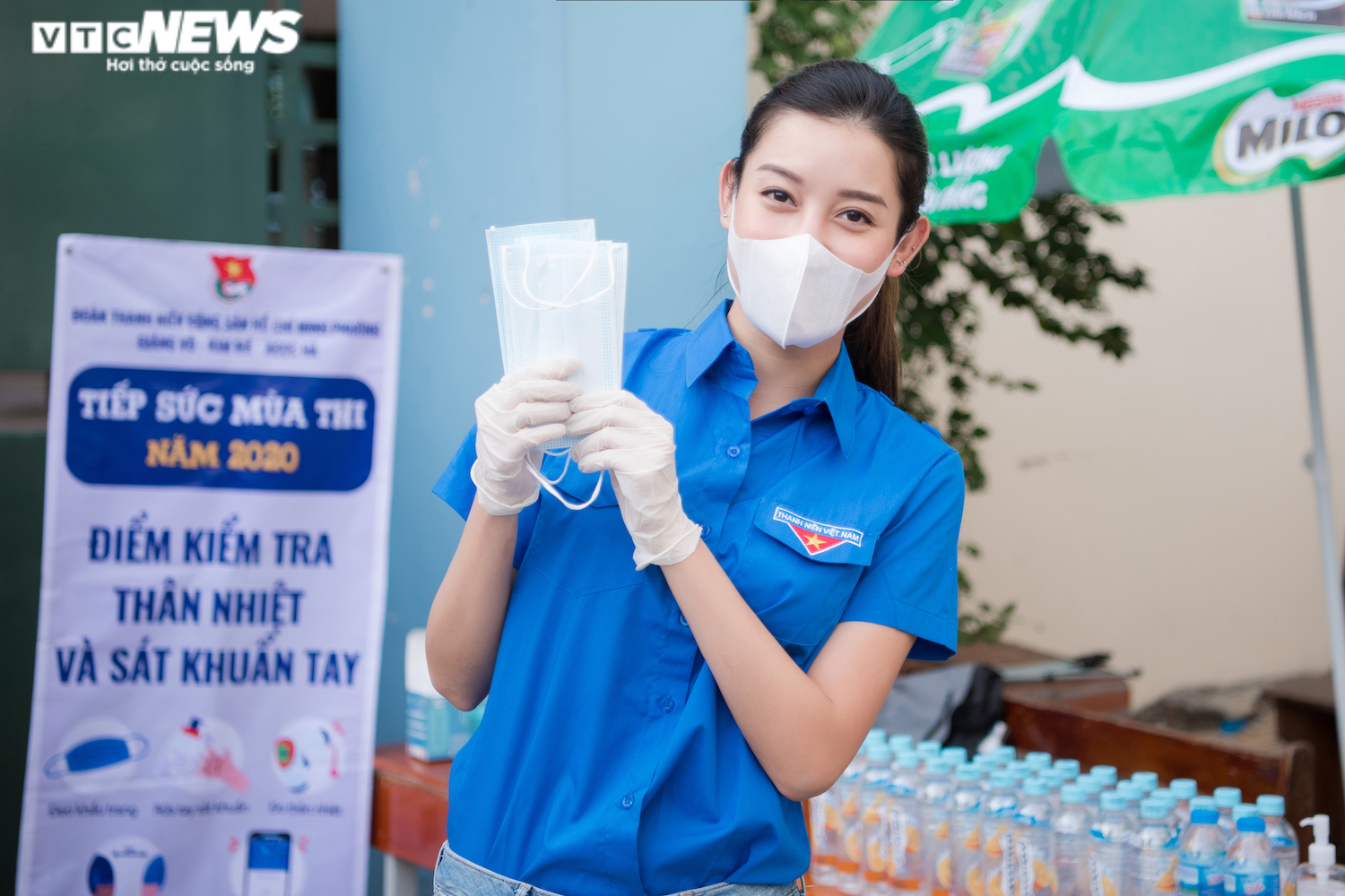 Ảnh: Áo xanh tình nguyện tiếp sức thí sinh kỳ thi tốt nghiệp có một không hai - 5