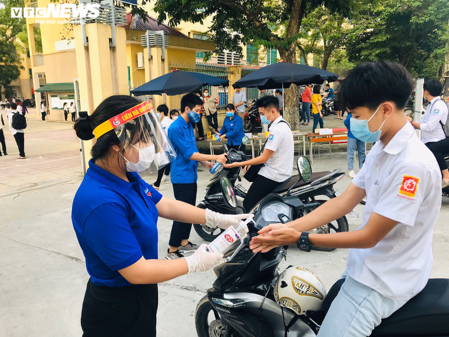 Ảnh: Áo xanh tình nguyện tiếp sức thí sinh kỳ thi tốt nghiệp có một không hai - 6