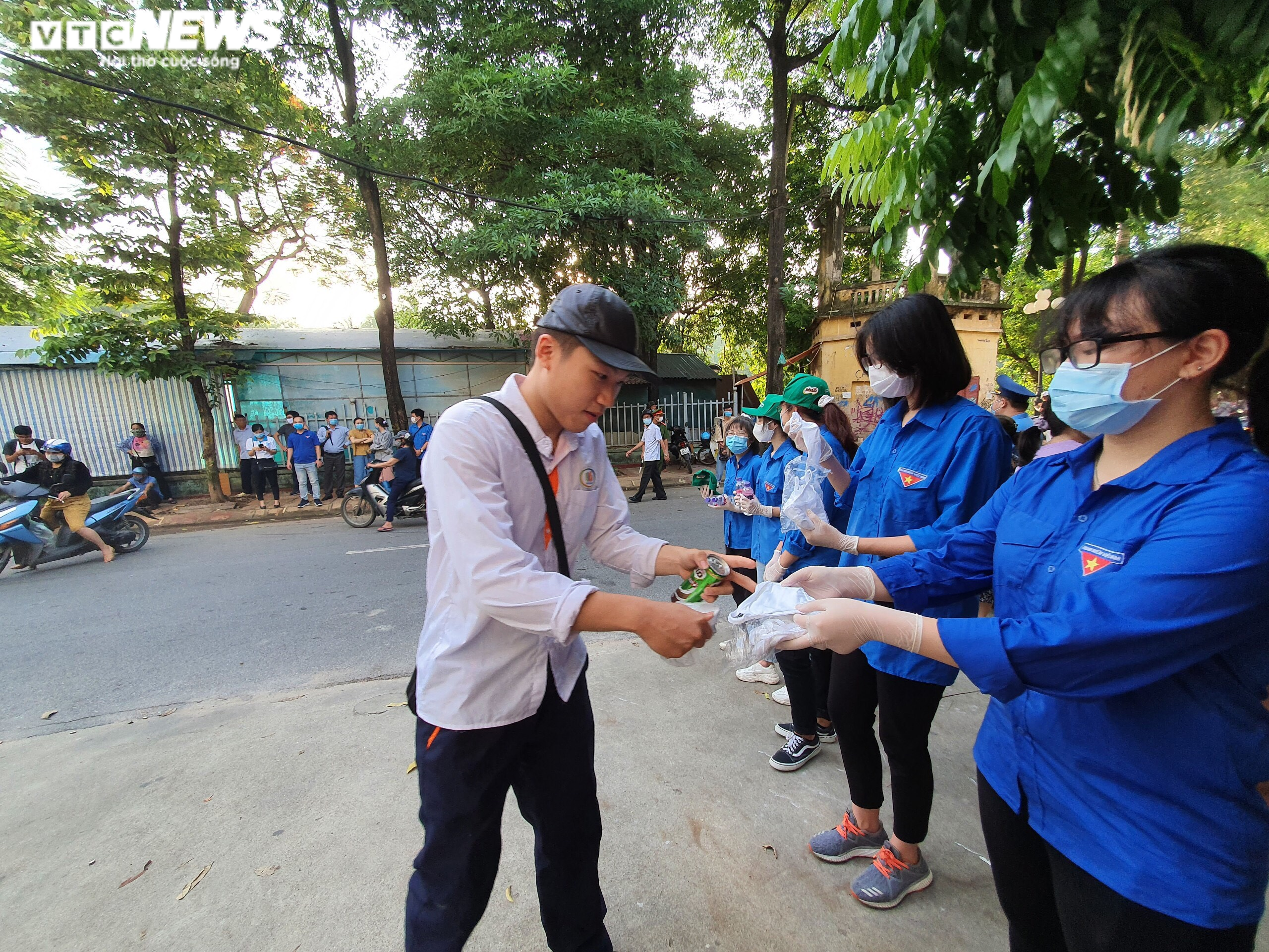 Ảnh: Áo xanh tình nguyện tiếp sức thí sinh kỳ thi tốt nghiệp có một không hai - 7