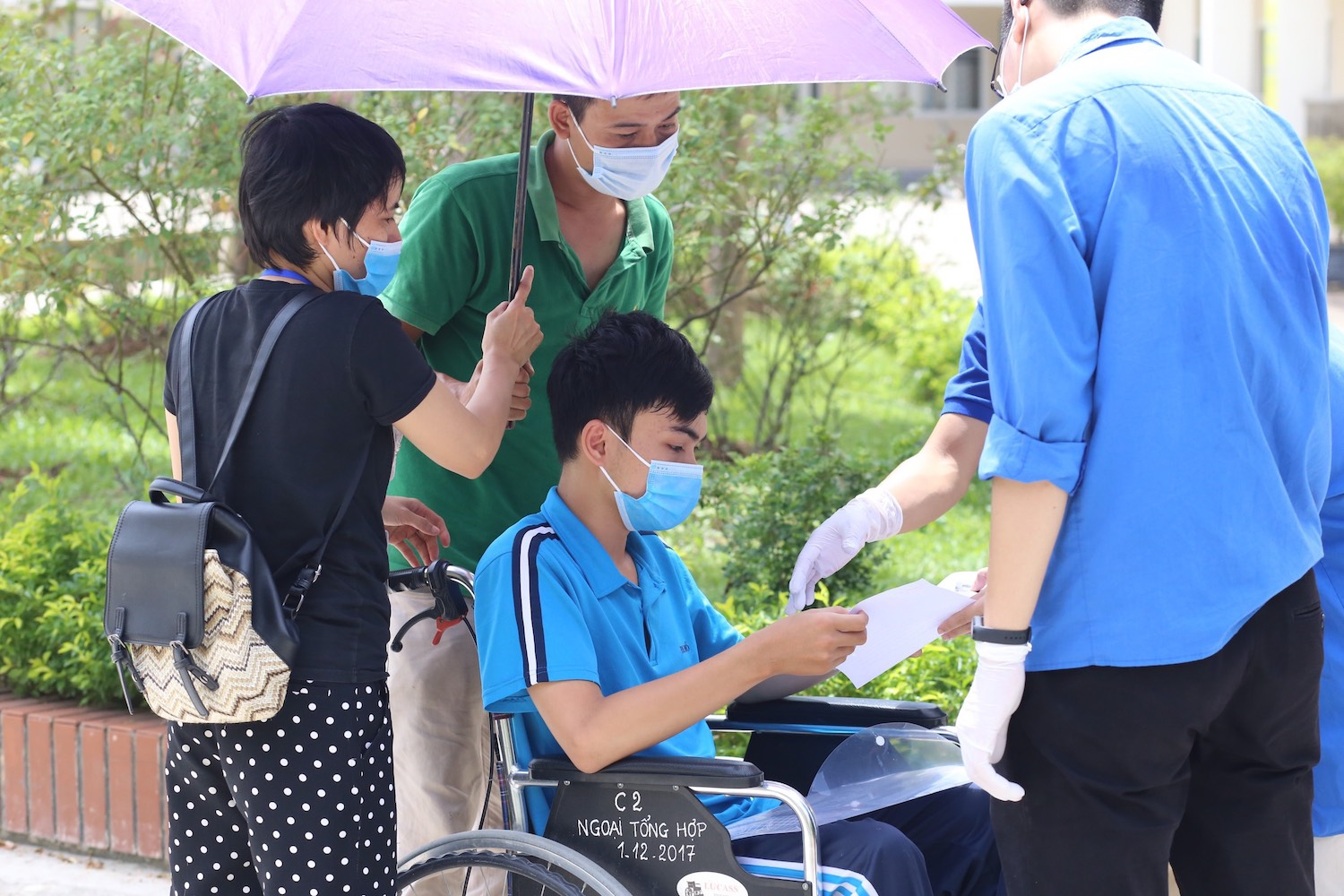 Những khoảnh khắc 'triệu views' phụ huynh sát cánh cùng con vượt qua mùa thi - 5