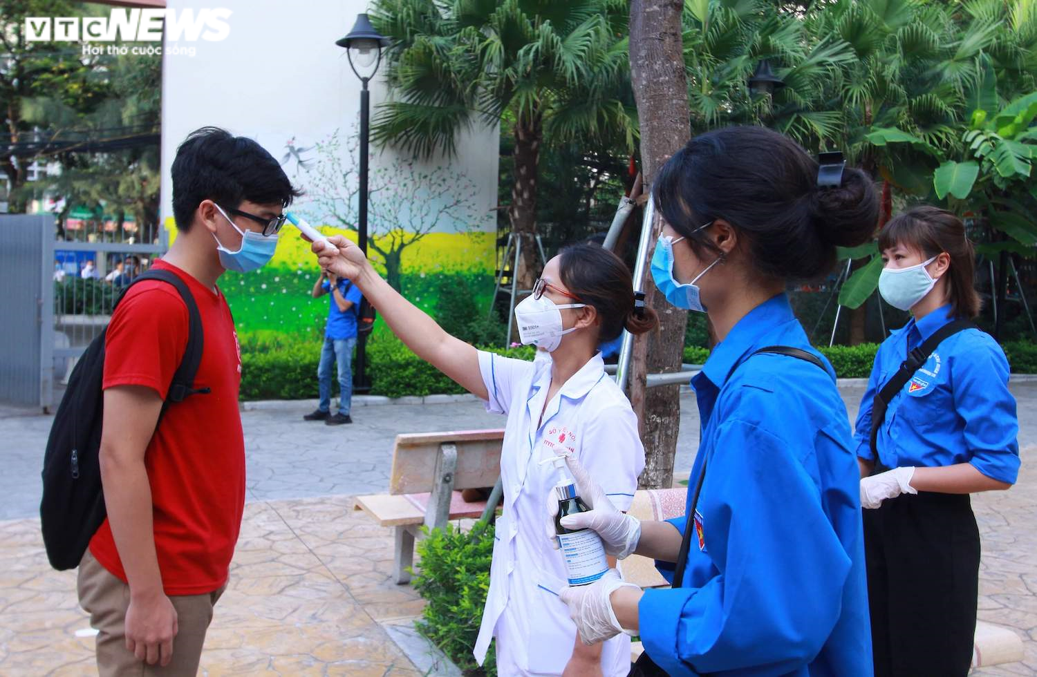 Ảnh: Áo xanh tình nguyện tiếp sức thí sinh kỳ thi tốt nghiệp có một không hai - 3