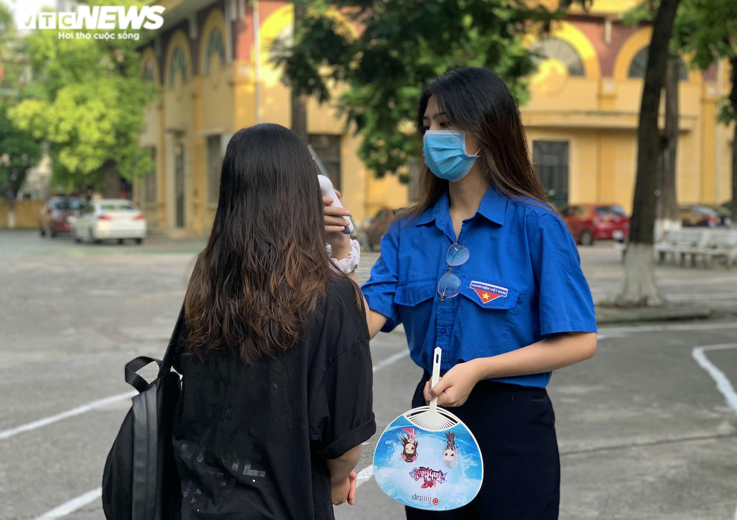 Ảnh: Áo xanh tình nguyện tiếp sức thí sinh kỳ thi tốt nghiệp có một không hai - 10