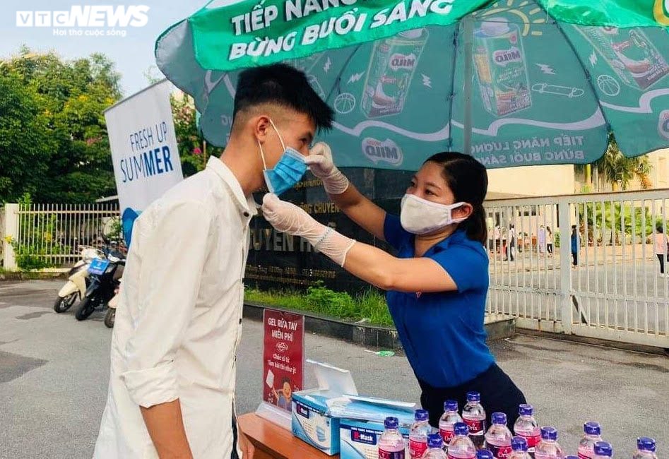Ảnh: Áo xanh tình nguyện tiếp sức thí sinh kỳ thi tốt nghiệp có một không hai - 11
