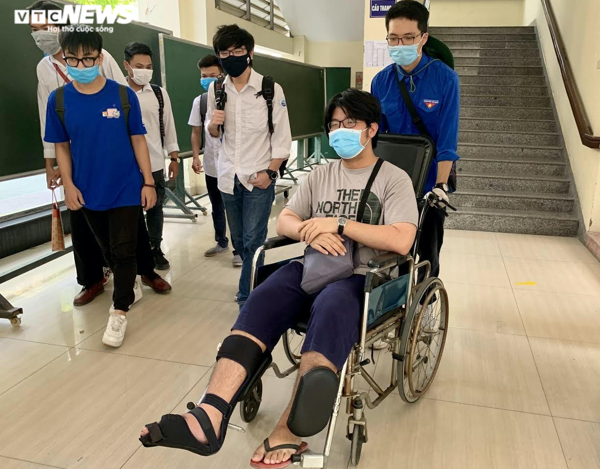 Ảnh: Áo xanh tình nguyện tiếp sức thí sinh kỳ thi tốt nghiệp có một không hai - 9