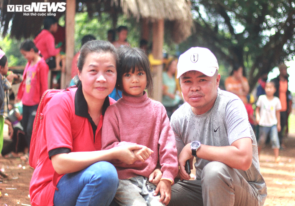 Nụ cười rạng rỡ của học sinh nghèo lần đầu được cầm bộ sách còn thơm mùi giấy - 10