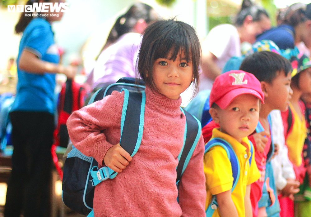 Nụ cười rạng rỡ của học sinh nghèo lần đầu được cầm bộ sách còn thơm mùi giấy - 2