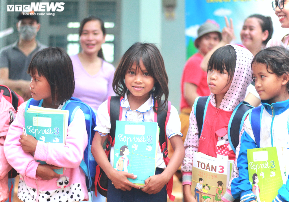 Nụ cười rạng rỡ của học sinh nghèo lần đầu được cầm bộ sách còn thơm mùi giấy - 5