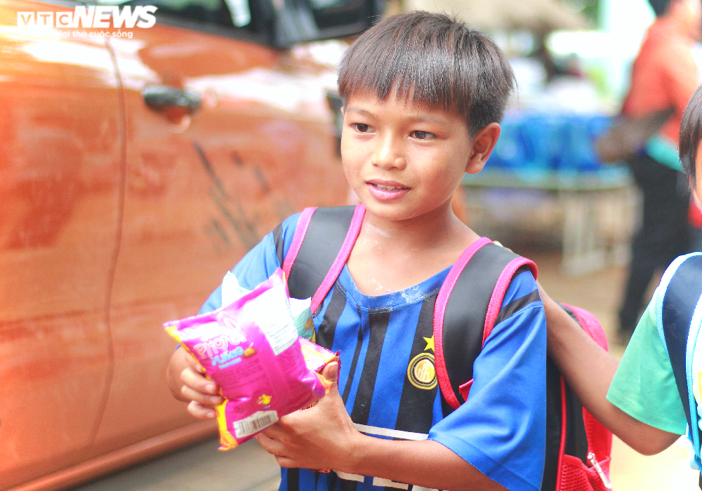 Nụ cười rạng rỡ của học sinh nghèo lần đầu được cầm bộ sách còn thơm mùi giấy - 9