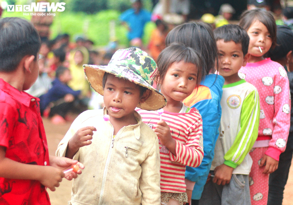 Nụ cười rạng rỡ của học sinh nghèo lần đầu được cầm bộ sách còn thơm mùi giấy - 7