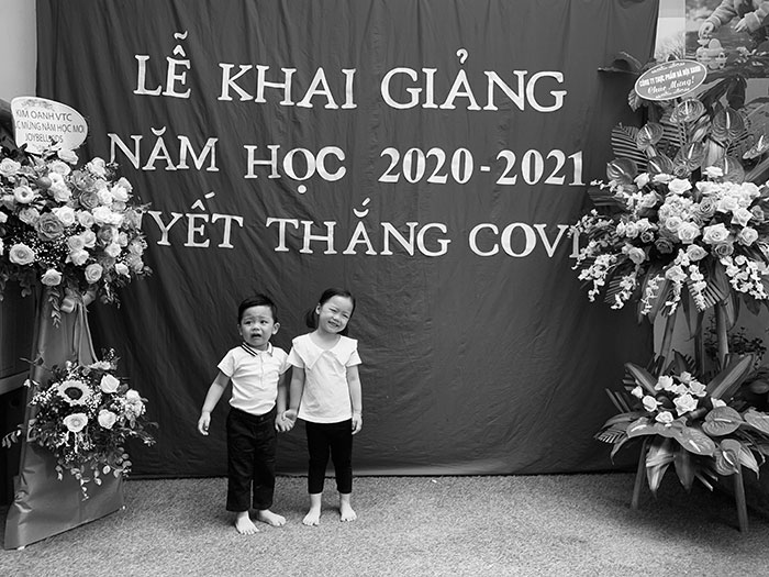 Bộ ảnh khai giảng đen trắng của trẻ mầm non Hà Nội khiến nhiều người thích thú - 2