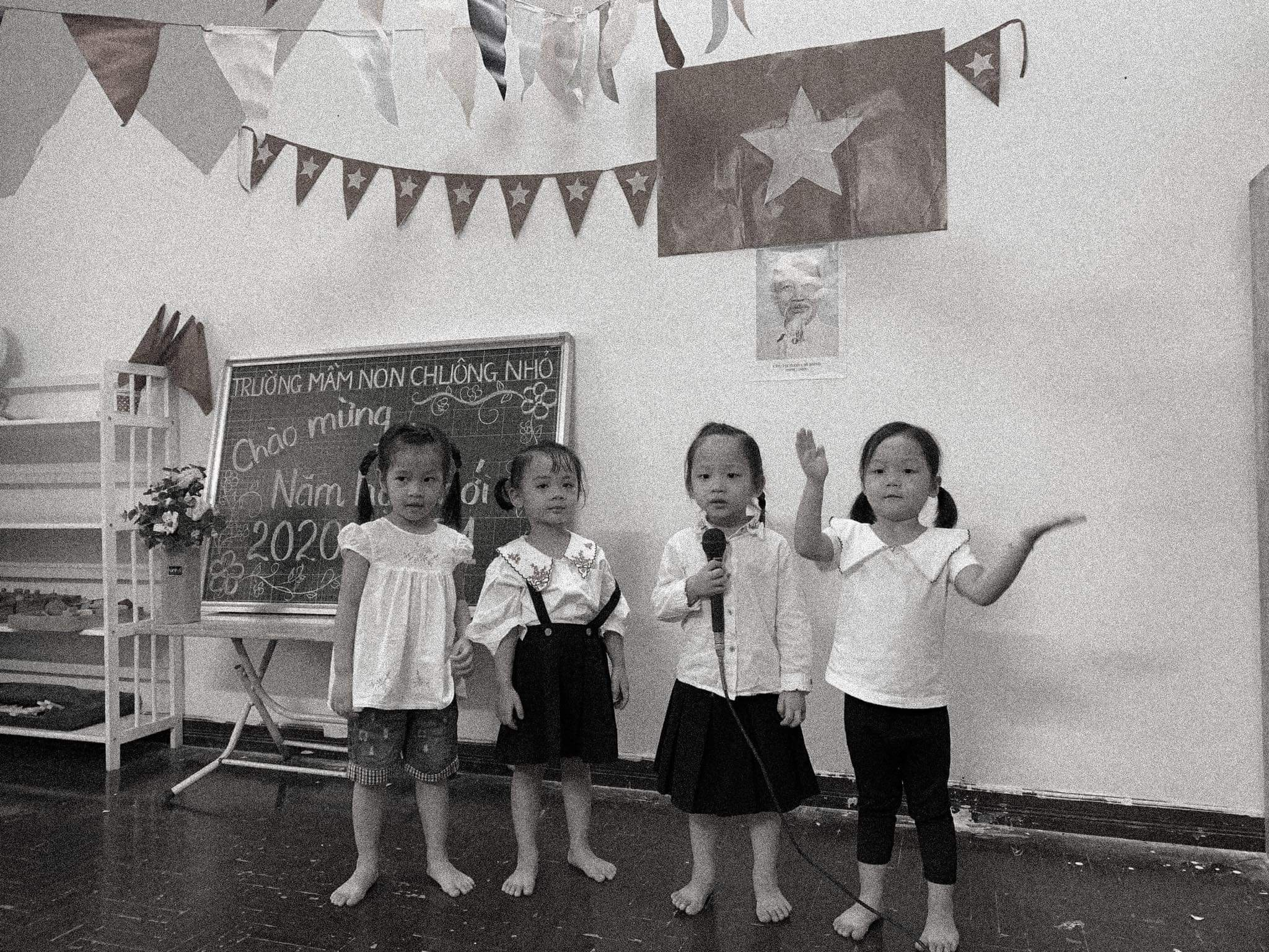 Bộ ảnh khai giảng đen trắng của trẻ mầm non Hà Nội khiến nhiều người thích thú - 5