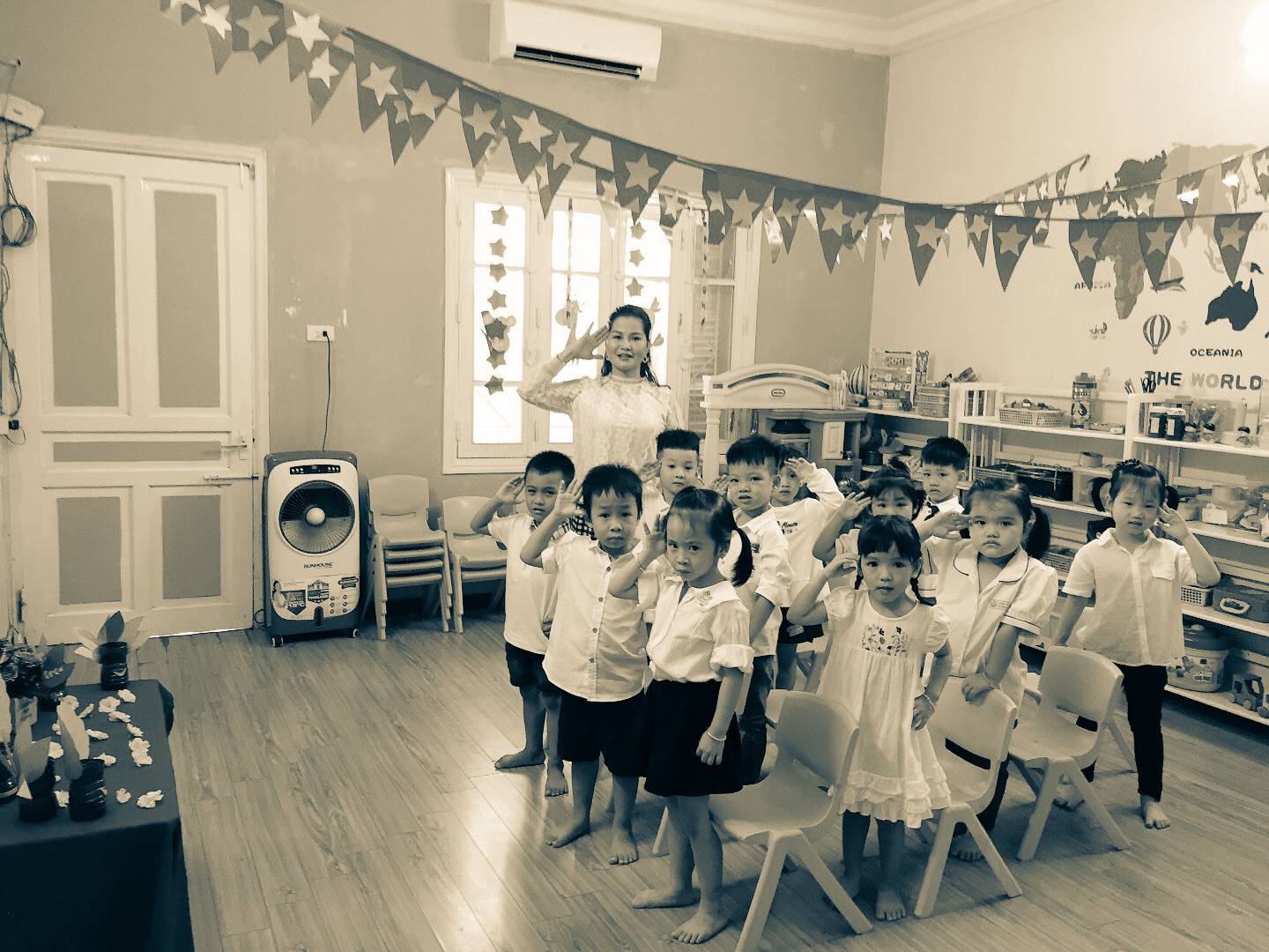 Bộ ảnh khai giảng đen trắng của trẻ mầm non Hà Nội khiến nhiều người thích thú - 6