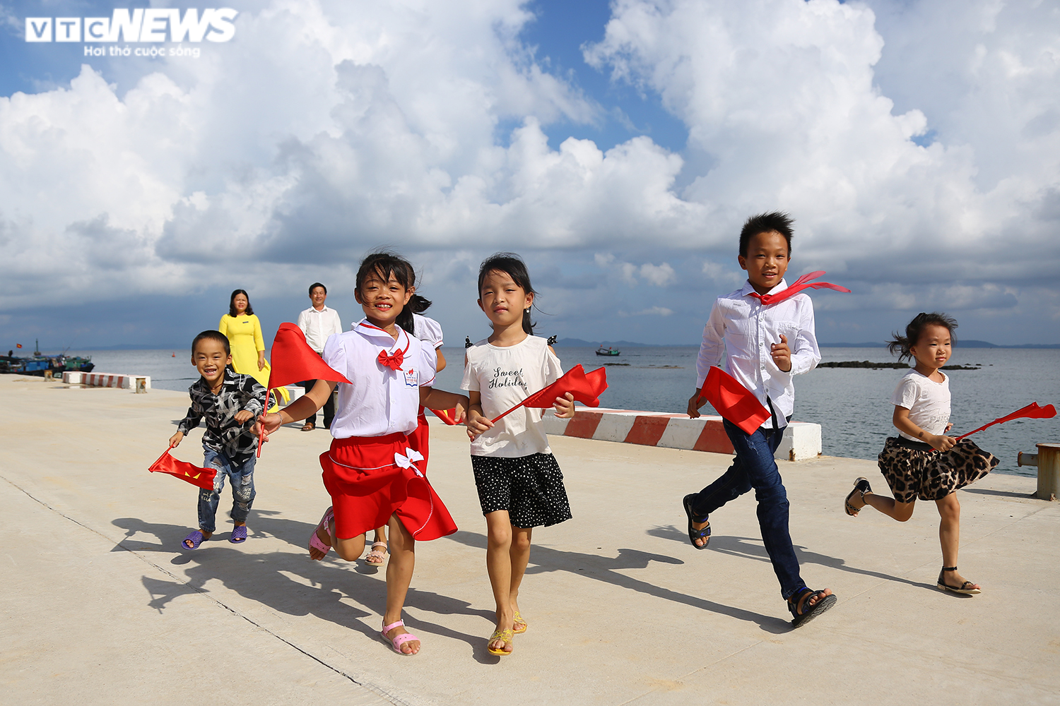 Xúc động lễ khai giảng của 2 thầy cô và 7 học trò giữa đảo tiền tiêu Tổ quốc - 1