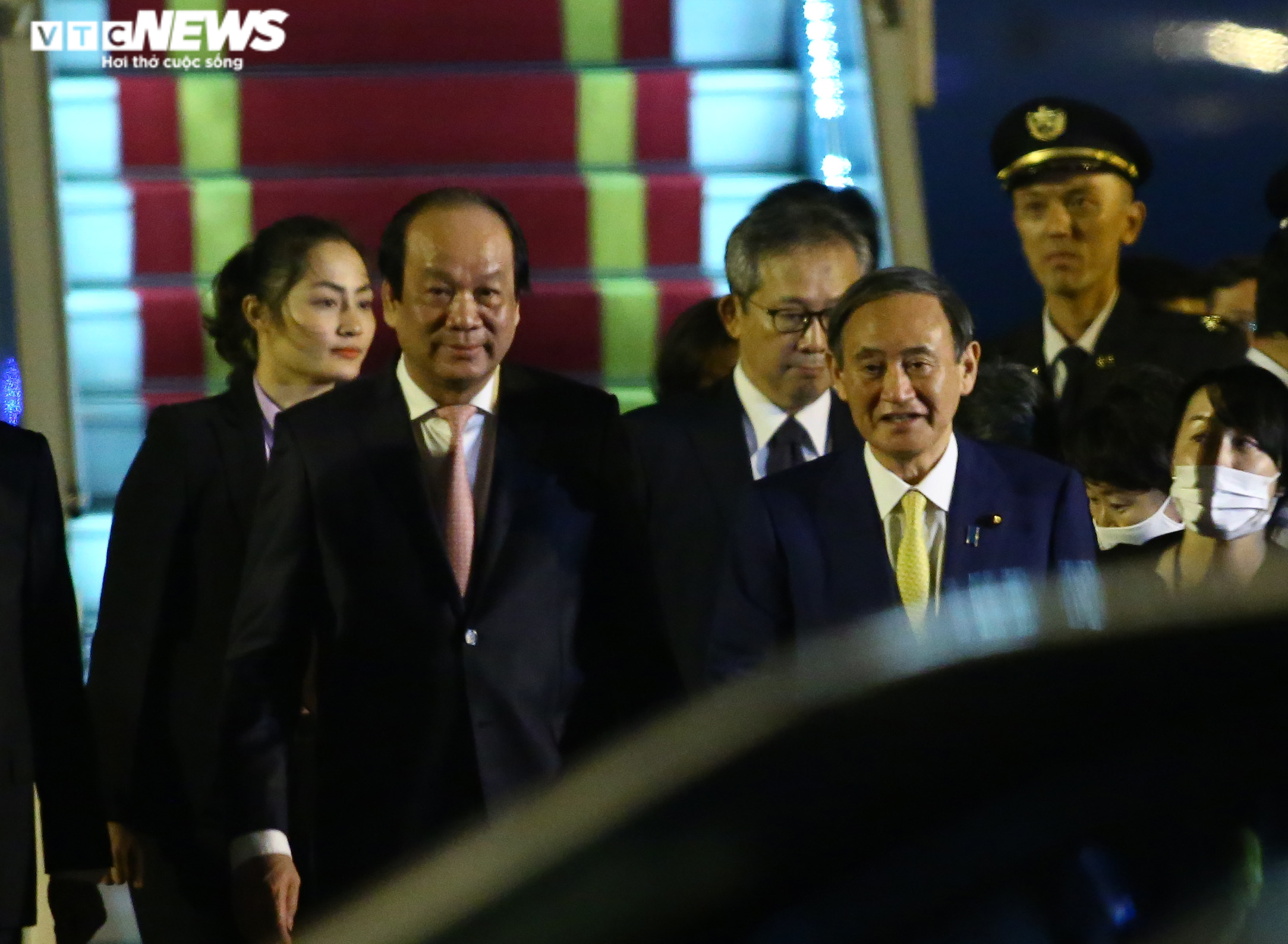 Những hình ảnh đầu tiên của Thủ tướng Nhật Bản Yoshihide Suga tại Việt Nam - 4