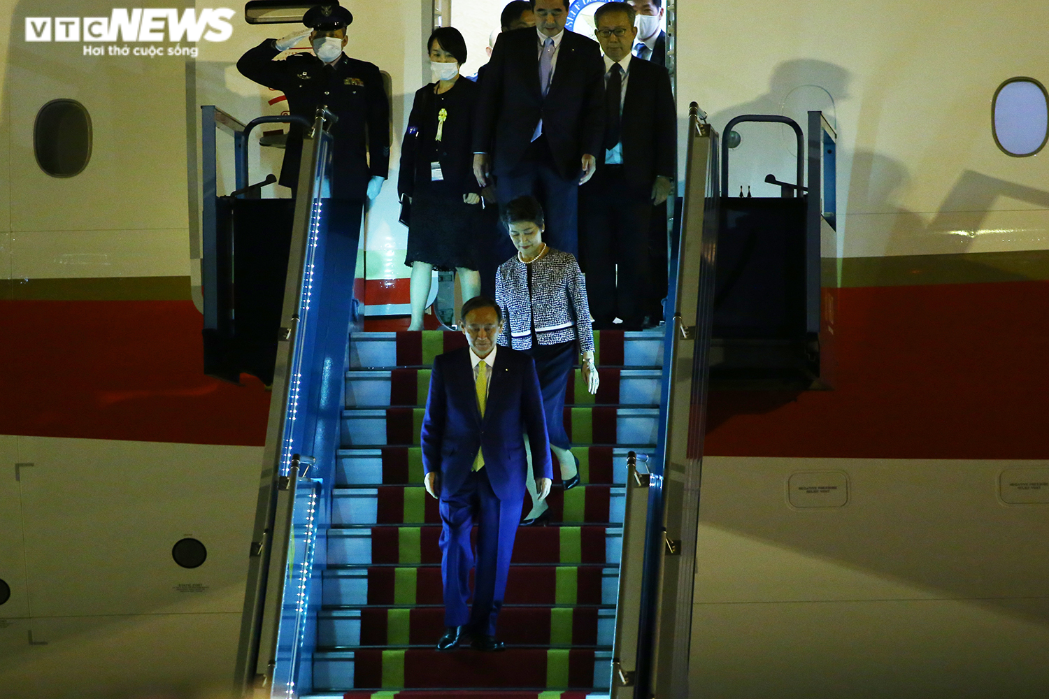 Những hình ảnh đầu tiên của Thủ tướng Nhật Bản Yoshihide Suga tại Việt Nam - 2