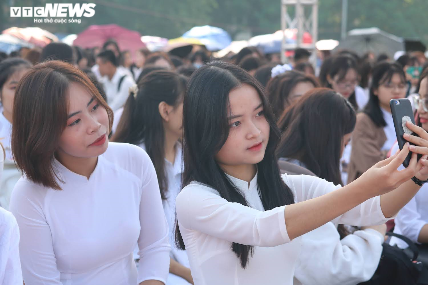 Hút hồn vẻ đẹp nữ sinh Đại học Sư phạm Hà Nội trong tà áo dài ngày khai giảng - 4