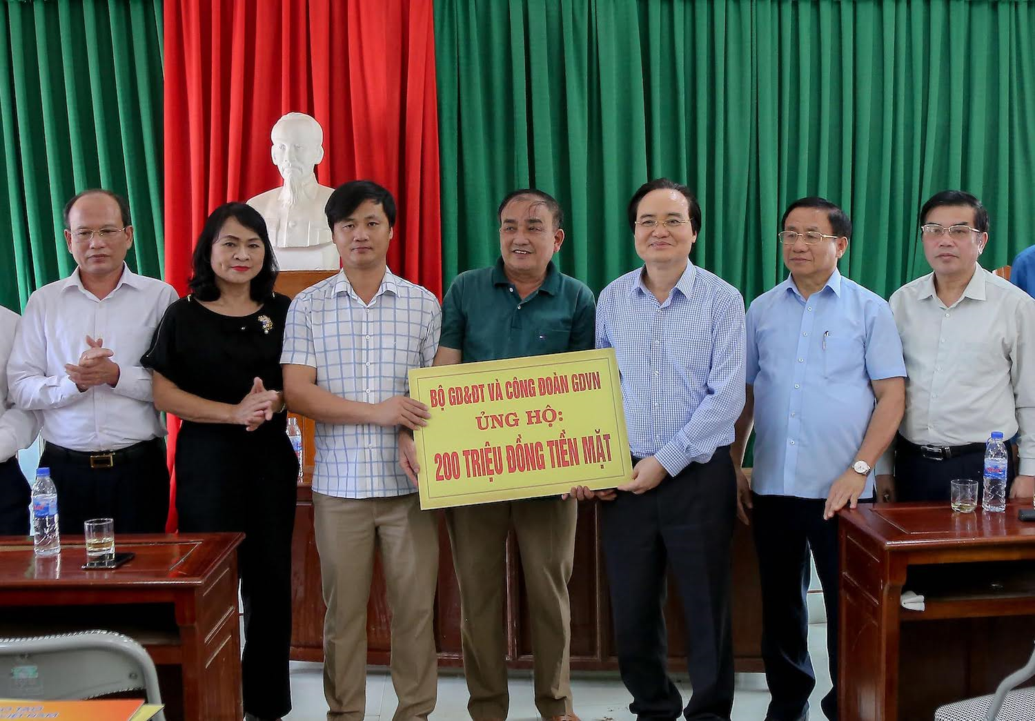 Bộ trưởng Phùng Xuân Nhạ thăm, động viên thầy trò vùng lũ miền Trung - 1