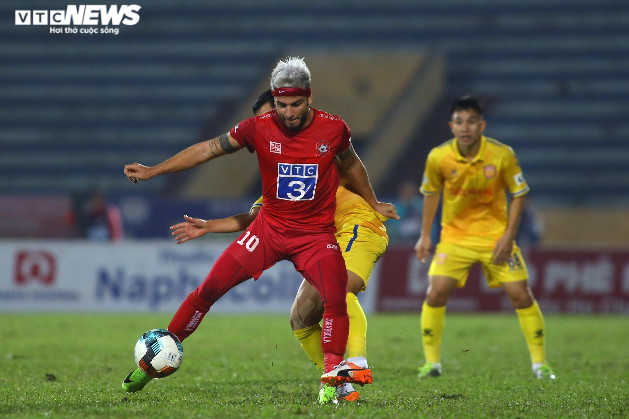 Trực tiếp Nam Định 2-3 Hải Phòng: Hàng thủ Nam Định mắc lỗi ngớ ngẩn - 2