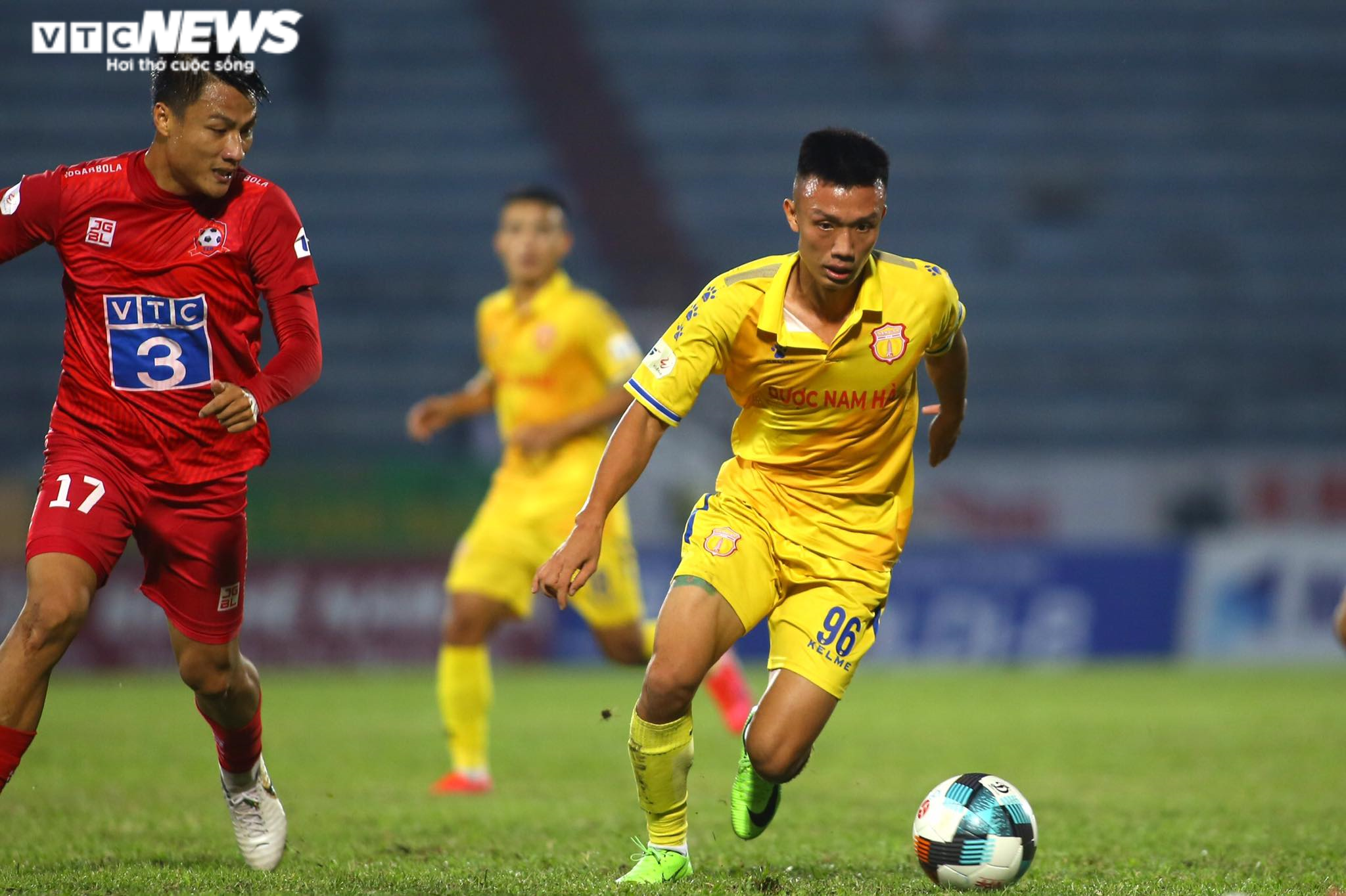 Trực tiếp Nam Định 2-3 Hải Phòng: Hàng thủ Nam Định mắc lỗi ngớ ngẩn - 4