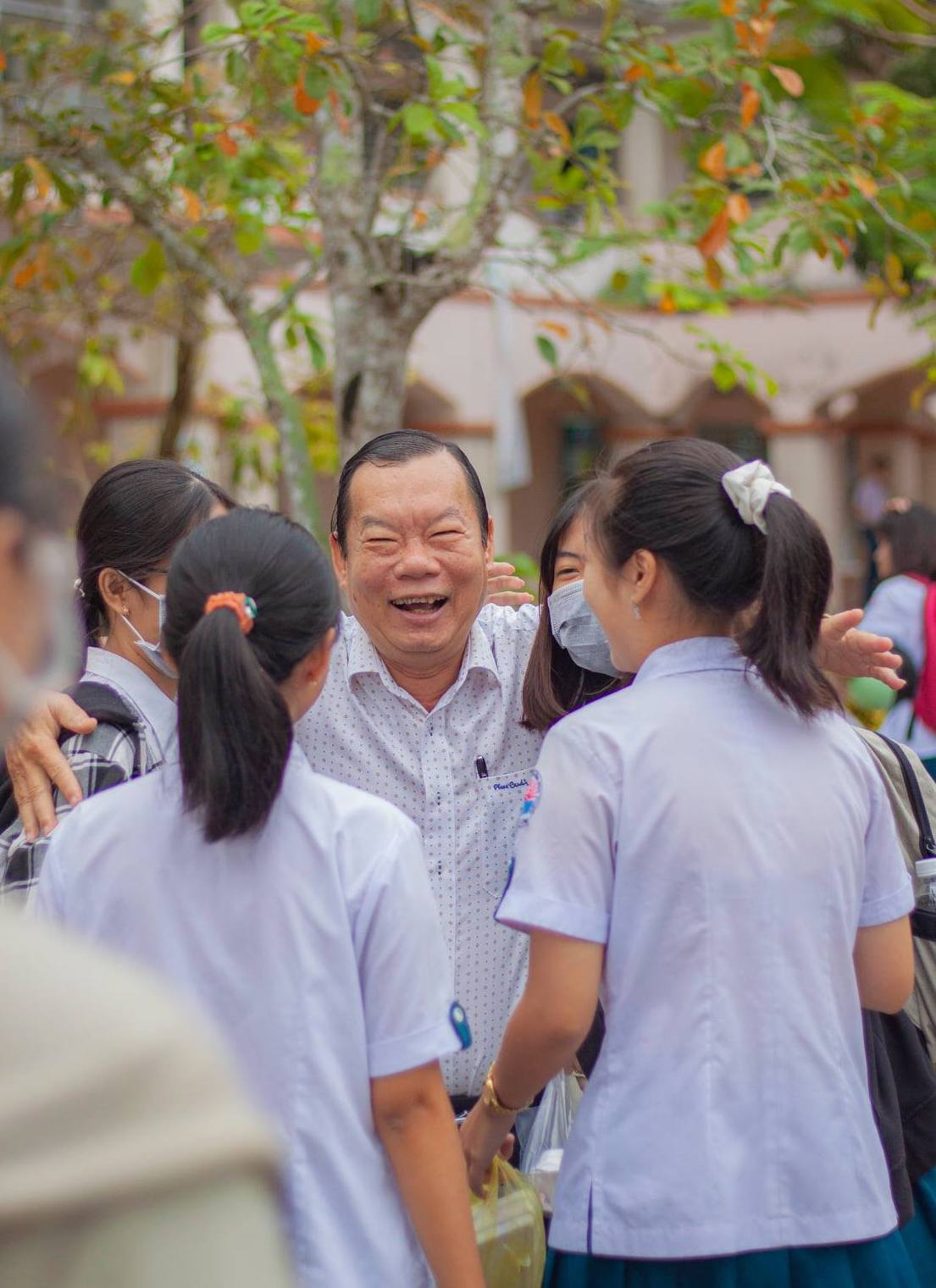 Rưng rưng hình ảnh thầy hiệu trưởng bắt tay và ôm từng học trò ngày nghỉ hưu - 5