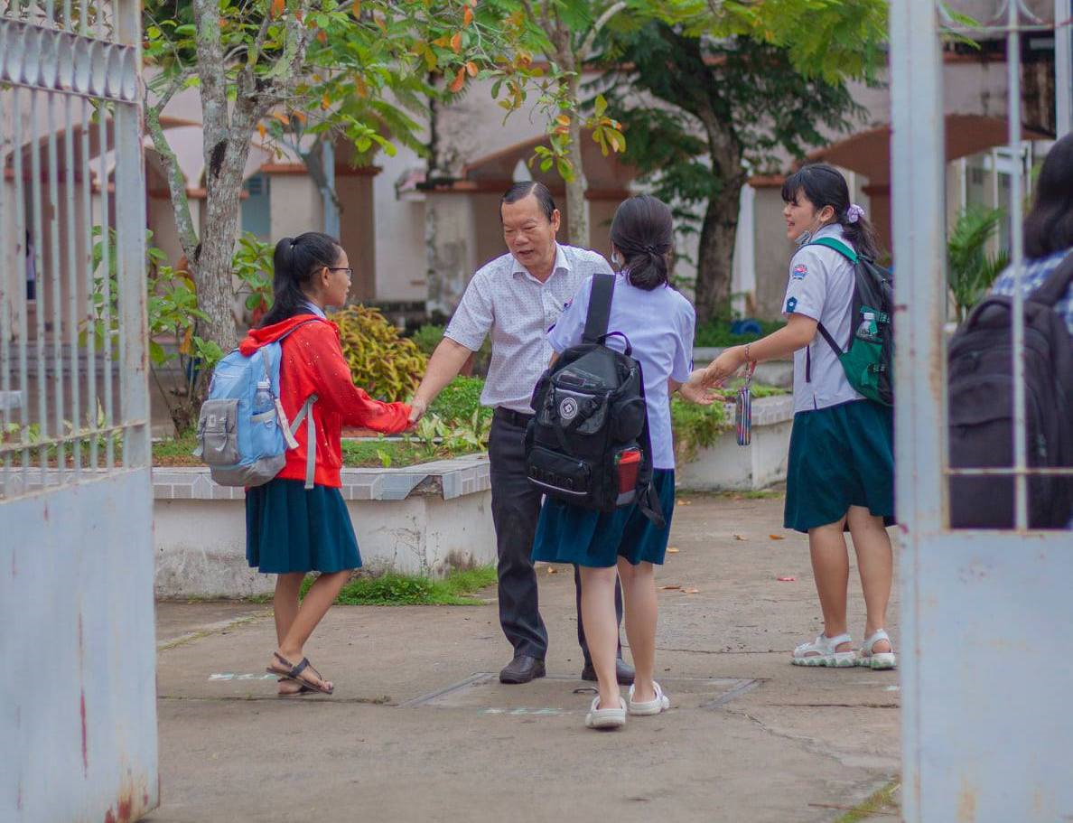 Rưng rưng hình ảnh thầy hiệu trưởng bắt tay và ôm từng học trò ngày nghỉ hưu - 1