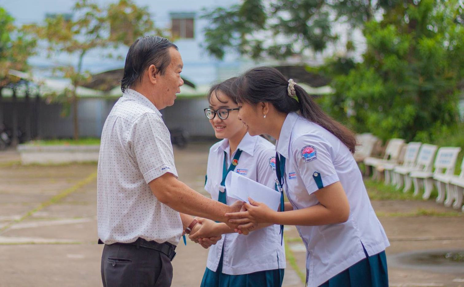 Rưng rưng hình ảnh thầy hiệu trưởng bắt tay và ôm từng học trò ngày nghỉ hưu - 7