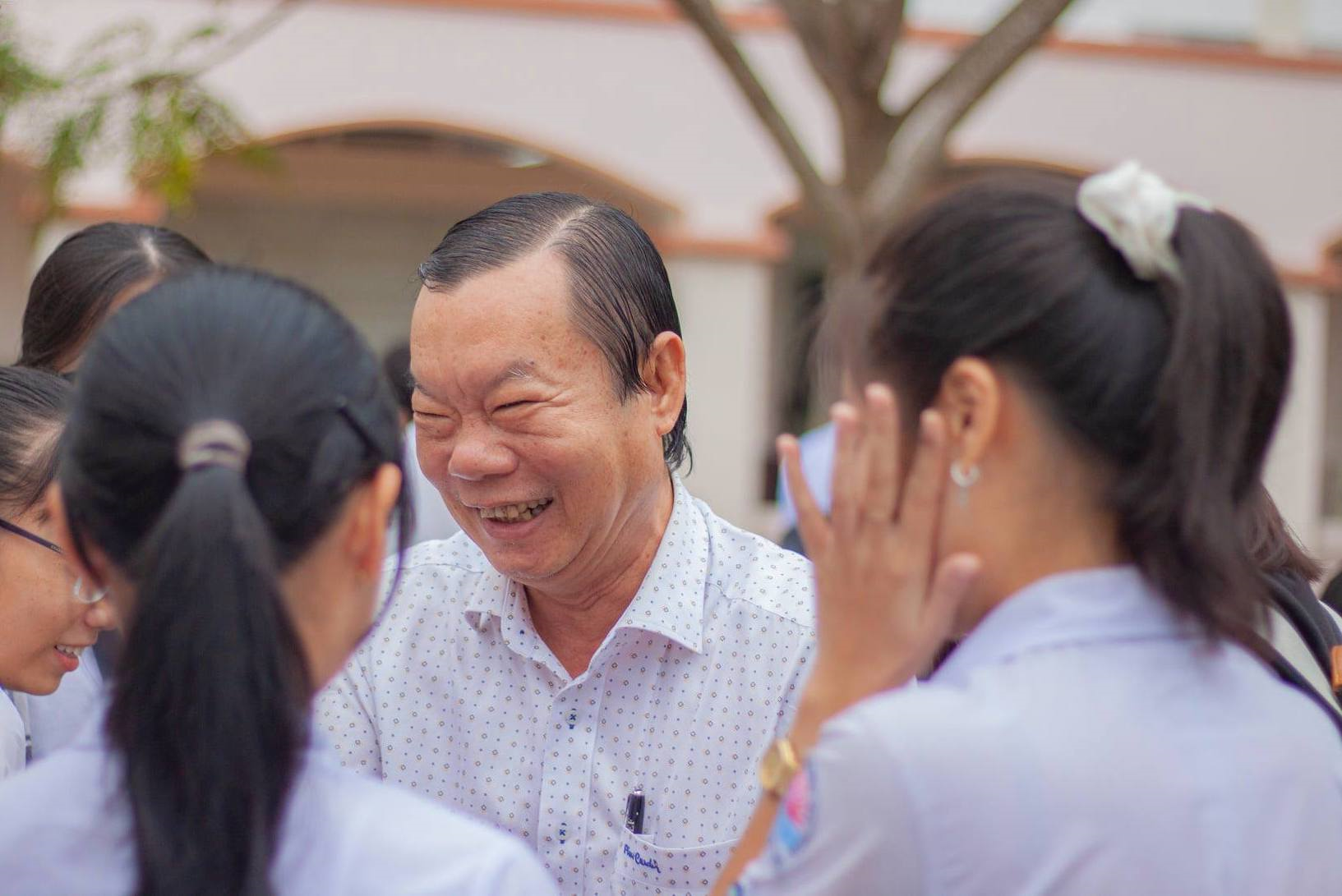 Rưng rưng hình ảnh thầy hiệu trưởng bắt tay và ôm từng học trò ngày nghỉ hưu - 10