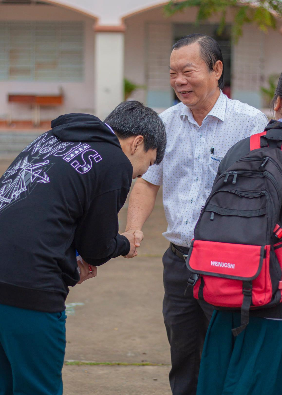 Rưng rưng hình ảnh thầy hiệu trưởng bắt tay và ôm từng học trò ngày nghỉ hưu - 4