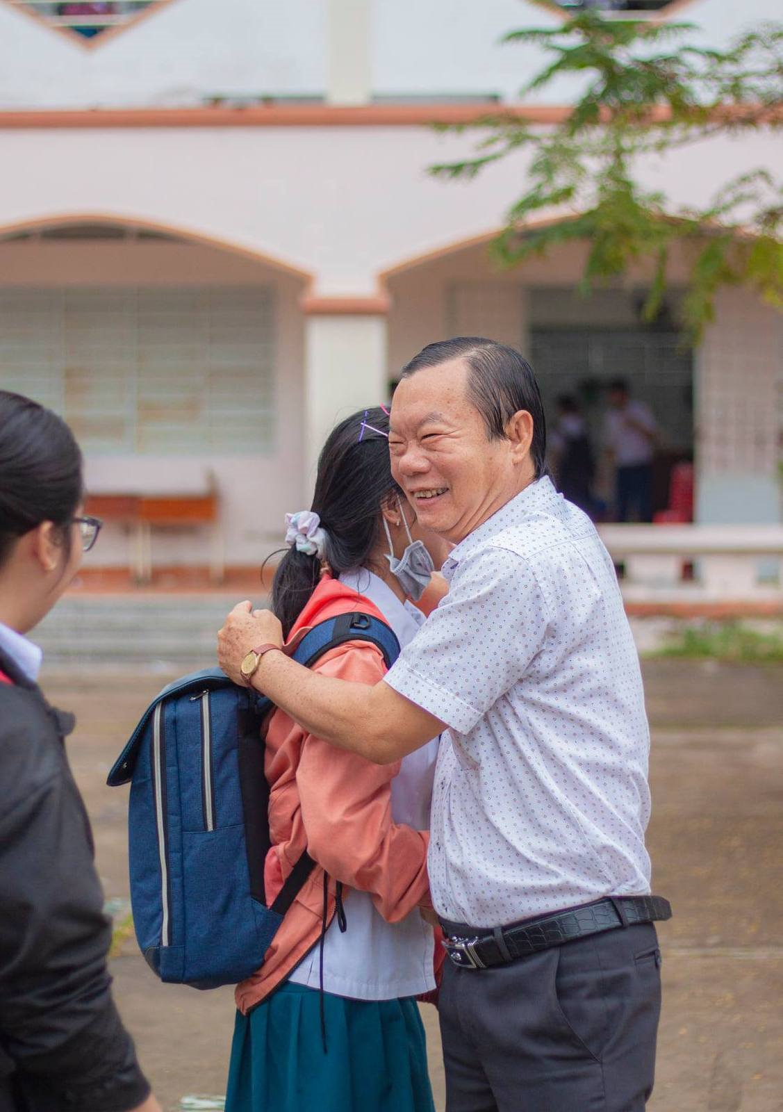 Rưng rưng hình ảnh thầy hiệu trưởng bắt tay và ôm từng học trò ngày nghỉ hưu - 9