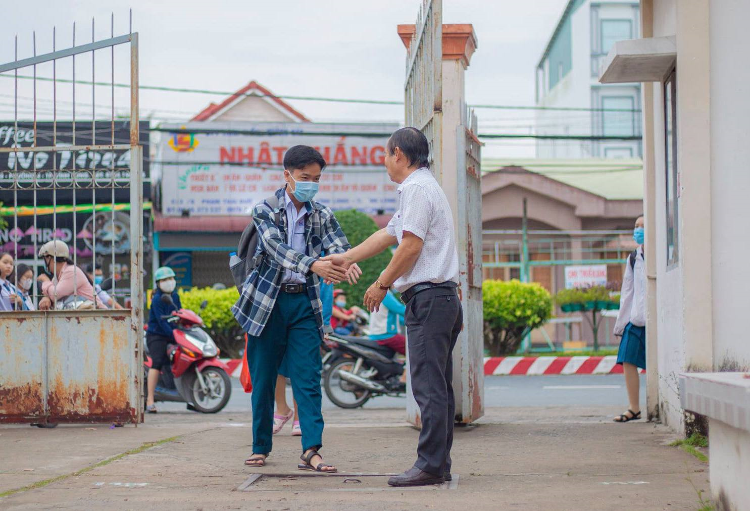 Rưng rưng hình ảnh thầy hiệu trưởng bắt tay và ôm từng học trò ngày nghỉ hưu - 3