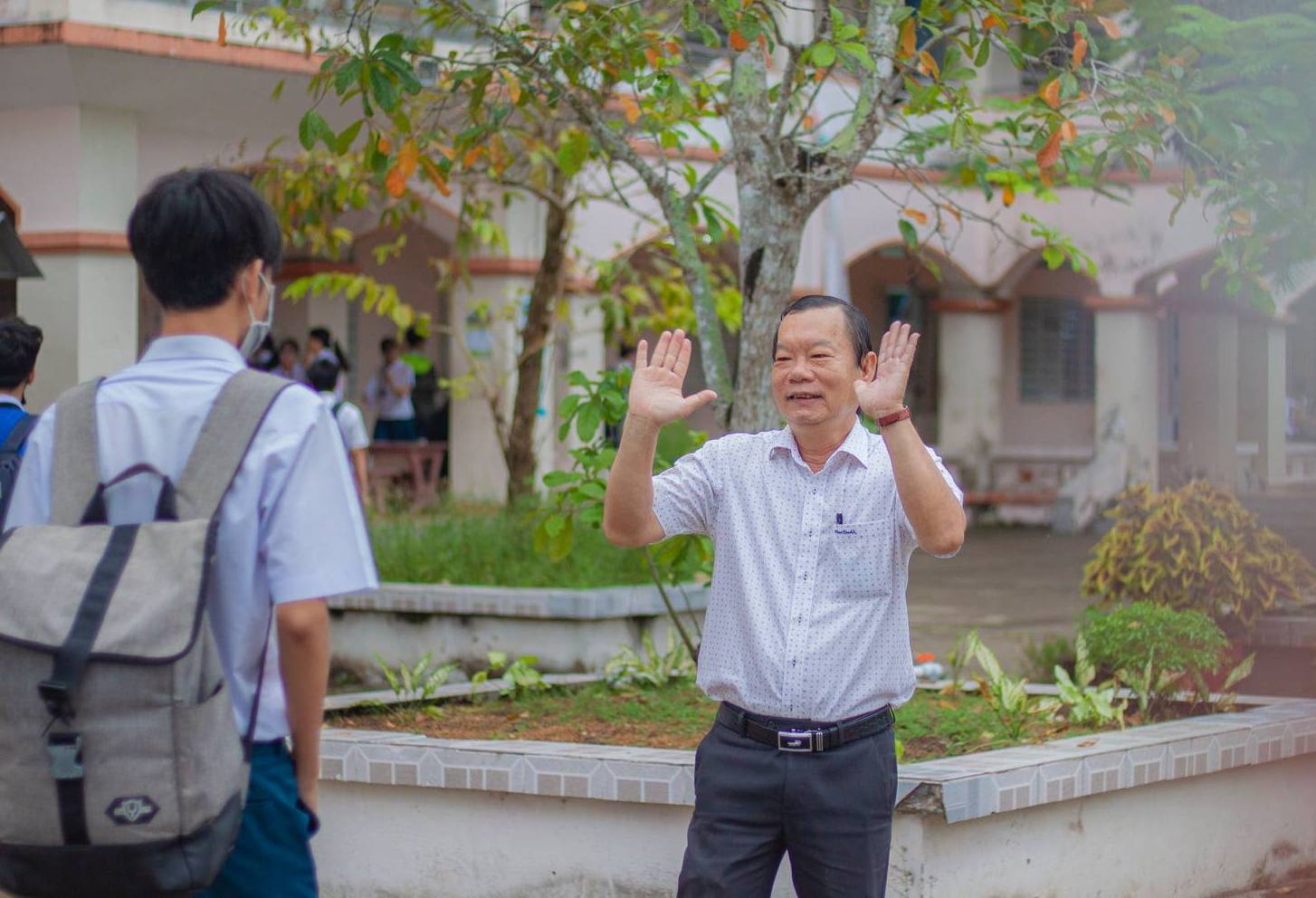 Rưng rưng hình ảnh thầy hiệu trưởng bắt tay và ôm từng học trò ngày nghỉ hưu - 2