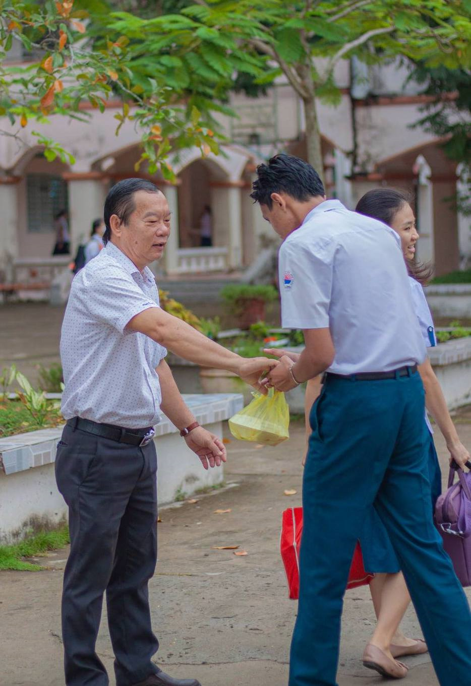 Rưng rưng hình ảnh thầy hiệu trưởng bắt tay và ôm từng học trò ngày nghỉ hưu - 8