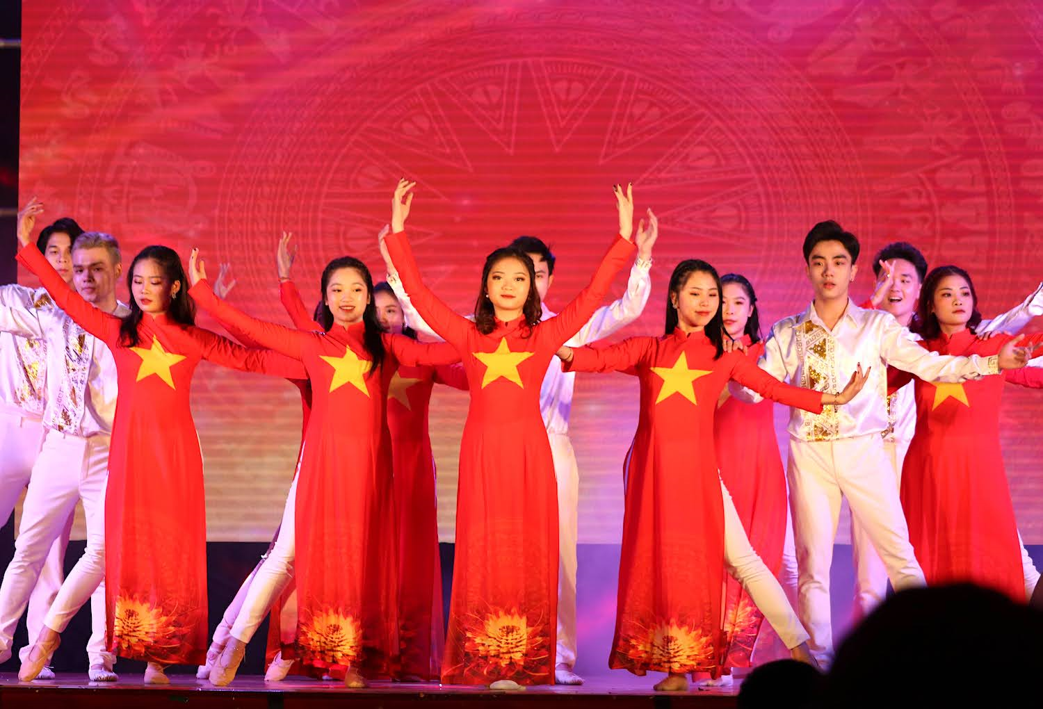 Mãn nhãn đêm nhạc kịch chào tân sinh viên K40 Học viện BC&TT - 1