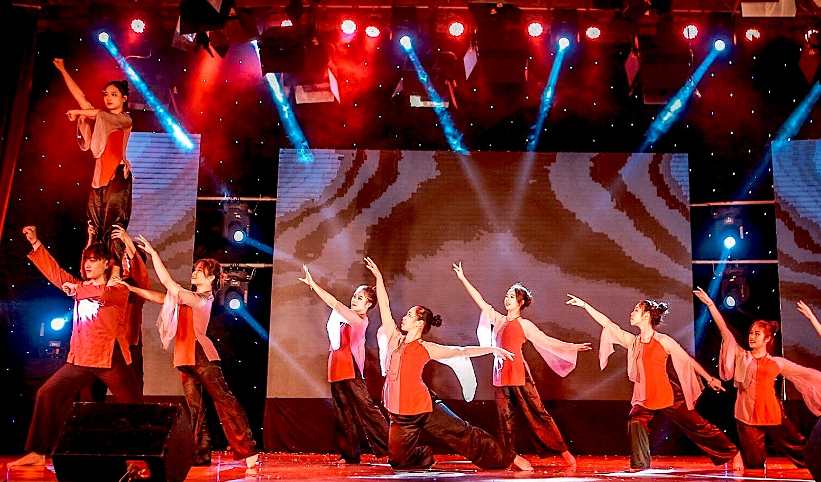 Mãn nhãn đêm nhạc kịch chào tân sinh viên K40 Học viện BC&TT - 8