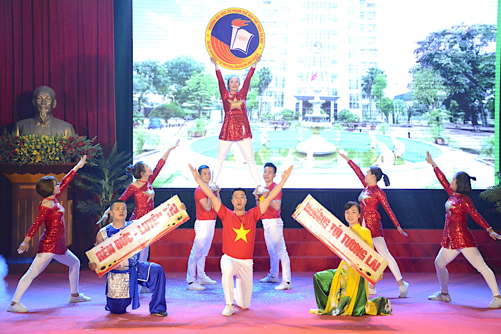 Giảng viên đại học trổ tài múa hát chuyên nghiệp, khoe kỹ năng sư phạm - 3