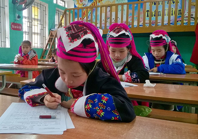 Trẻ vùng cao không học trước khai giảng, giáo viên than khó khi dạy tiếng Việt - 1