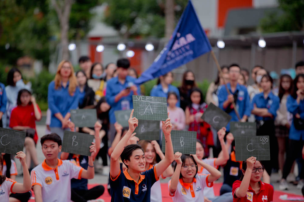 Ảnh: Dàn trai xinh gái đẹp 'quẩy' tưng bừng chào tân sinh viên - 10