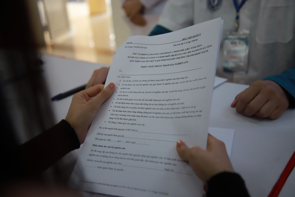 Ảnh: Nhiều người tình nguyện đăng ký tiêm thử nghiệm vaccine COVID-19 Việt Nam - 3