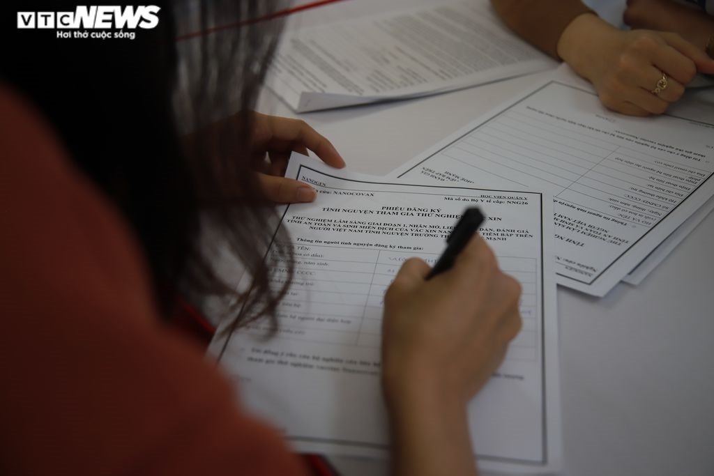 Ảnh: Nhiều người tình nguyện đăng ký tiêm thử nghiệm vaccine COVID-19 Việt Nam - 5