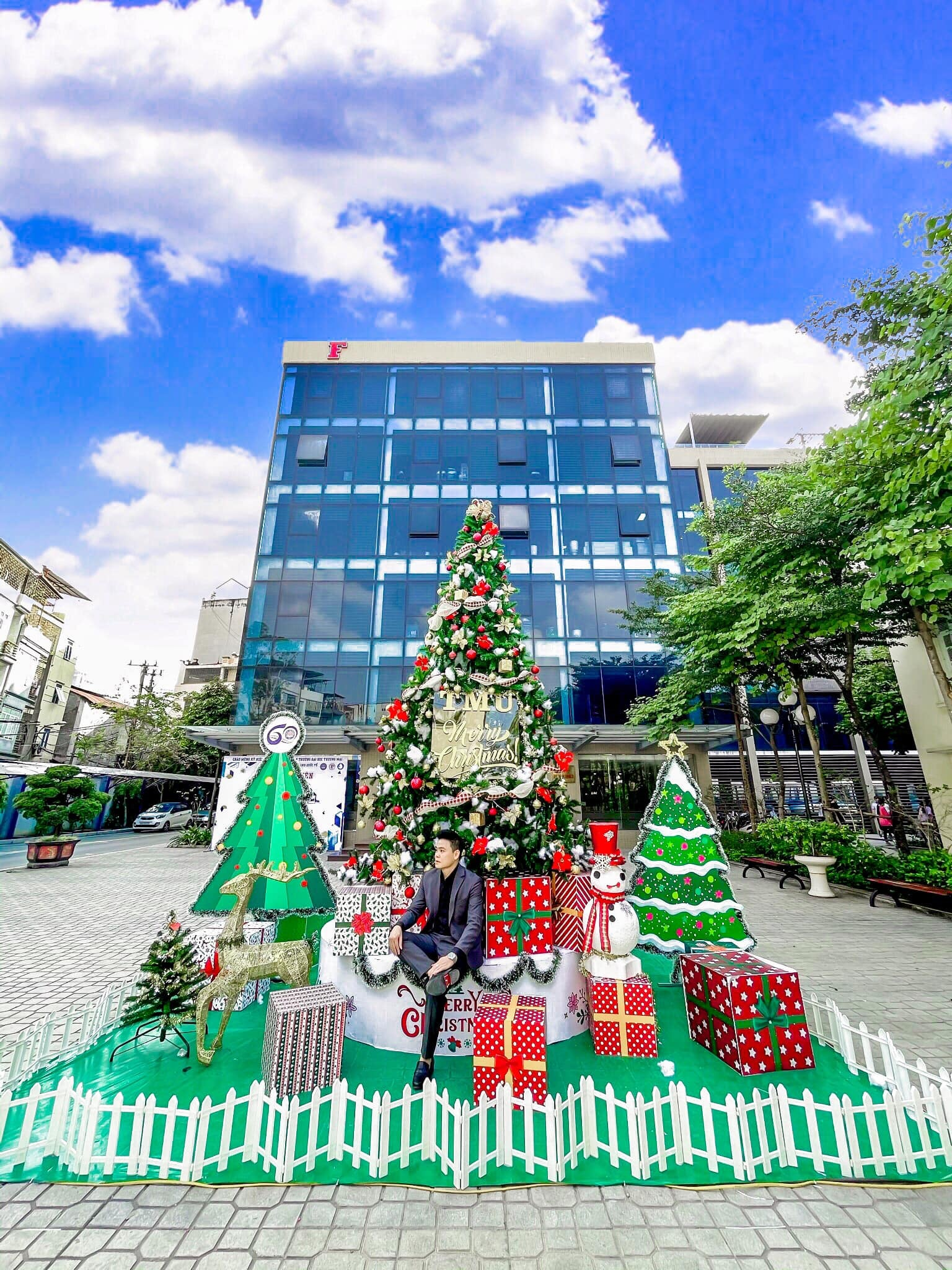 Đón Noel, các trường trang trí cây thông khổng lồ, phun tuyết trắng như trời Tây - 7