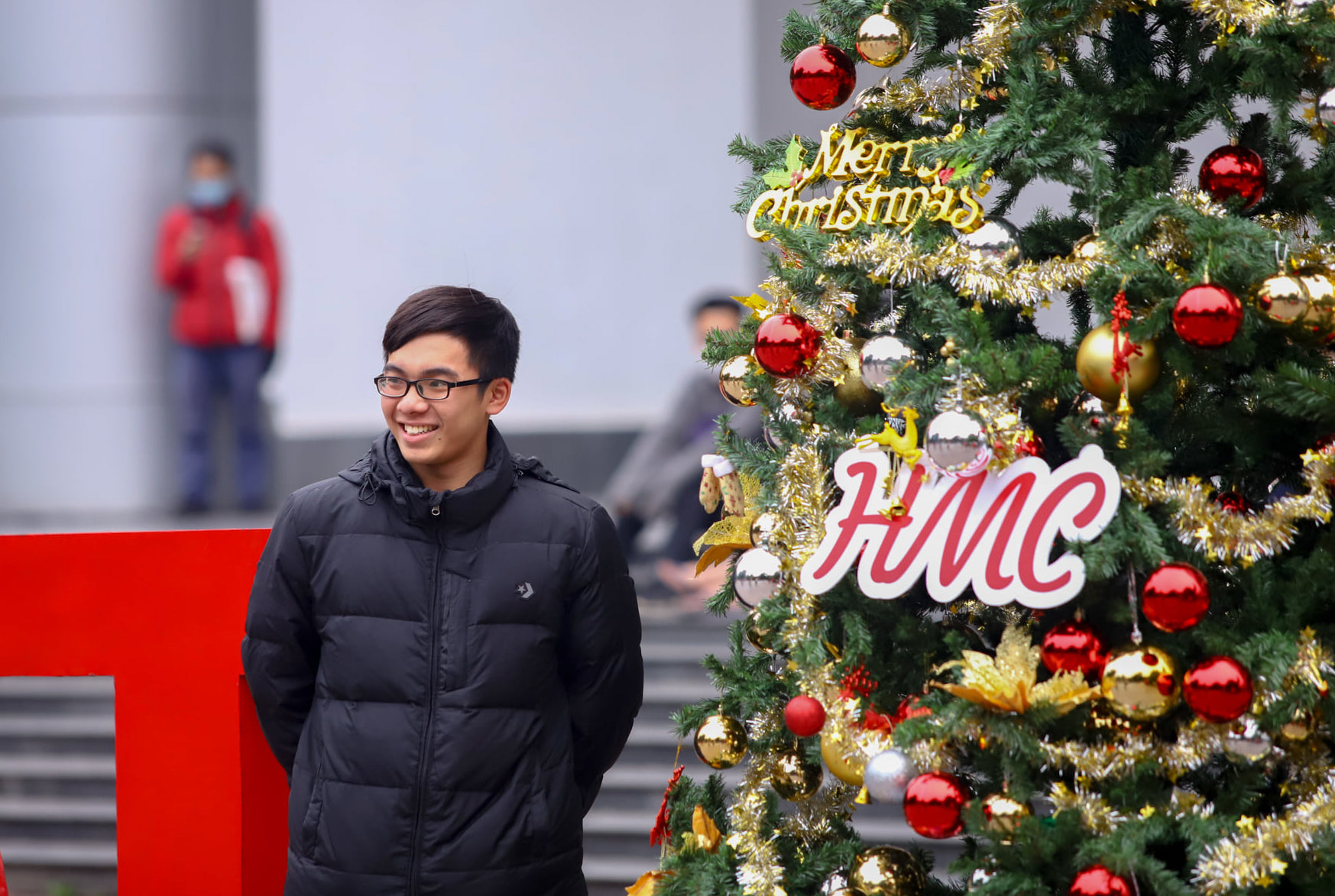 Đón Noel, các trường trang trí cây thông khổng lồ, phun tuyết trắng như trời Tây - 11